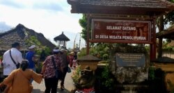 Gapura masuk Desa Wisata Penglipuran, di Kabupaten Bangli, Provinsi Bali (Foto: VOA/ Petrus Riski).