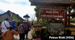 Gapura masuk Desa Wisata Penglipuran, di Kabupaten Bangli, Bali. (Foto: VOA/ Petrus Riski).