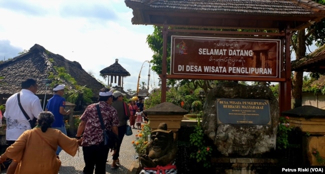 Gapura masuk Desa Wisata Penglipuran, di kabupaten Bangli, Provinsi Bali (Foto: VOA/ Petrus Riski).