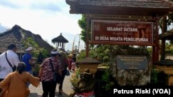 Gapura masuk Desa Wisata Penglipuran, di kabupaten Bangli, Provinsi Bali (Foto: VOA/ Petrus Riski).