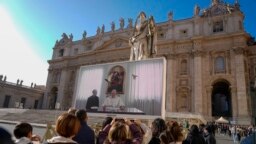 Paus Fransiskus muncul pada layar besar yang terpasang di Lapangan Santo Petrus, pada 3 Desember 2023. (Foto: AP/Andrew Medichini)