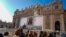 El Papa Francisco aparece en un monitor gigante instalado en la Plaza de San Pedro en el Vaticano, el 3 de diciembre de 2023, durante la tradicional oración del Ángelus del mediodía. 