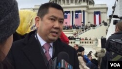 Pengusaha Hary Tanoesoedibjo berbicara kepada VOA saat menghadiri pelantikan Presiden AS Donald Trump di Washington DC, 20 Januari 2017. 