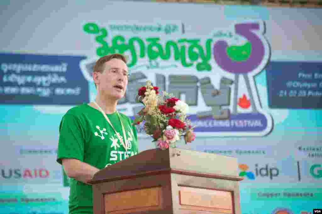 លោក Michael Newbillអនុប្រធានបេសកកម្មស្ថានទូតសហរដ្ឋអាមេរិកប្រចាំកម្ពុជាថ្លែងសុន្ទរកថានៅក្នុងមហោស្រពជាតិស្តីពីវិទ្យាសាស្រ្តនិងវិស្វកម្មលើកទី៥ឆ្នាំ២០១៩ កាលពីថ្ងៃទី២១ ខែកុម្ភៈ ឆ្នាំ២០១៩ នៅពហុកីឡាដ្ឋានអូឡាំពិក រាជធានីភ្នំពេញ ប្រទេសកម្ពុជា។ (ទុំ ម្លិះ/VOA)