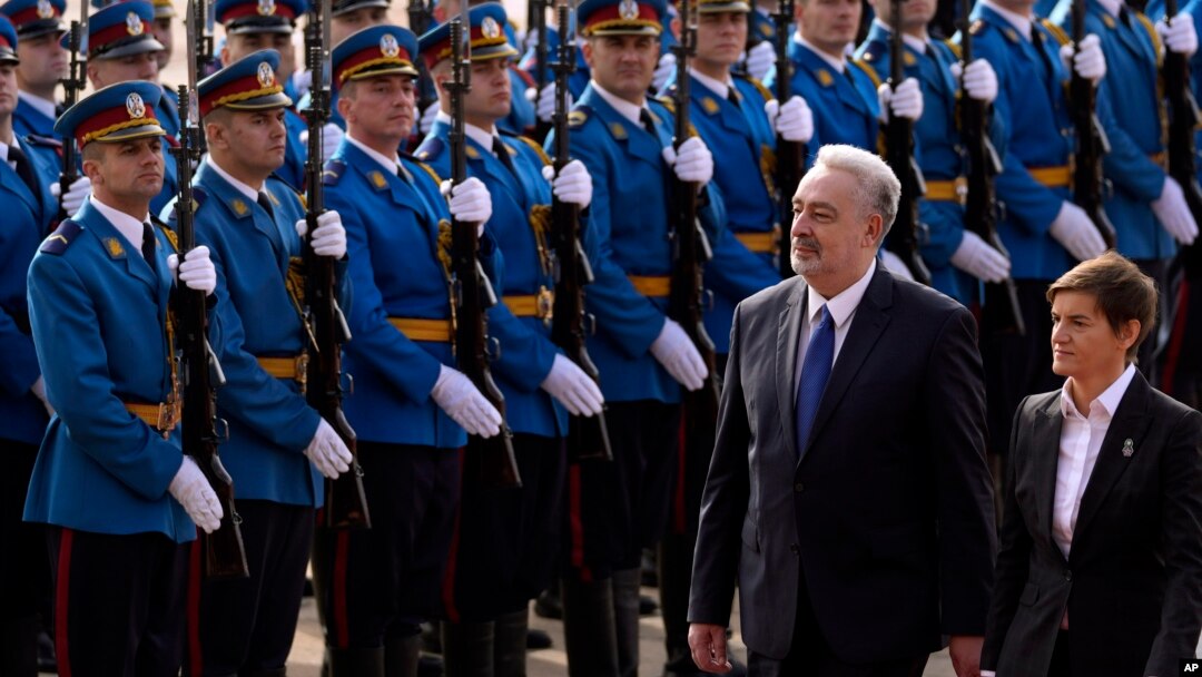 Gardisti Vojske Srbije postrojeni u znak dobrodošlice predsedniku Vlade Crne Gore Zdravku Krivokapiću, tokom njegove prve zvanične posete Srbiji, u pratnji premijerke Srbije Ane Brnabić, u Beogradu, 3. novembra 2021. (Foto: AP, Darko Vojinović)