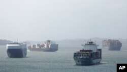 Kapal-kapal kargo menunggu giliran transit melewati Terusan Panama di Aqua Clara, Panama, 29 Desember 2018.