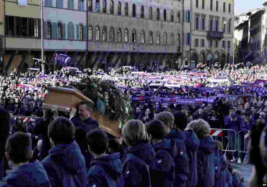 Ana shiga da gawar Davide Astori inda aka yi masa addu&#39;ar jana&#39;iza a Florence, Italiya, Alhamis 8 Maris 2018. An tsinci gawar kyaftin din na Fiorentina a dakinsa na hotel din da suka sauka don wasa da Udinese, kuma ana jin cewa zuciyarsa ce ta daina bugawa. (AP Photo/Alessandra Tarantino)