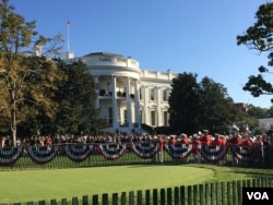 Crowds wait to see Pope Francis at the White House, Sept. 23, 2015. (A. Pande/VOA)