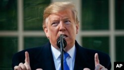 Presiden Donald Trump saat mengumumkan darurat nasional untuk membangun tembok pembatas di perbatasan selatan, dalam sebuah acara di Gedung Putih, di Washington, 15 Februari 2019. 