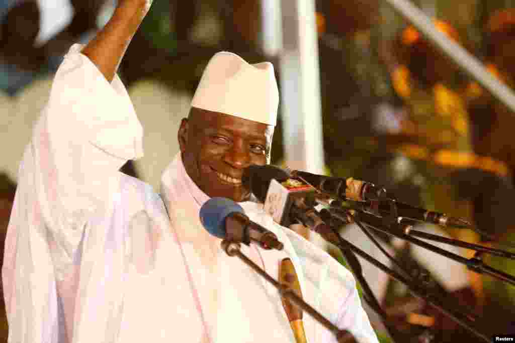 លោក Yahya Jammeh ប្រធានាធិបតីហ្គំប៊ី ចូលរួមក្នុងការជួបជុំគ្នាមួយនៅទីក្រុងបង់ហ្សុល ប្រទេសហ្គំប៊ី។ 