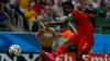 Asamoah Gyan frappe une balle lors d'un match contre l'Allemagne, Brésil le 21 juin 2014