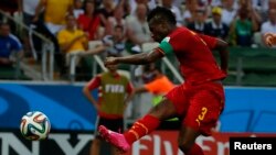 Asamoah Gyan frappe au but lors d'un match contre l'Allemagne lors du mondial 2014, Brésil, le 21 juin 2014