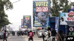 Mabango ya kampeni za Rais Felix Tshisekedi mjini Kinshasa. December 13, 2023. (Photo by JOHN WE