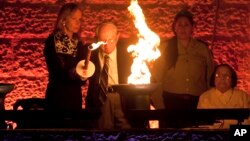 2016年5月4日耶路撒冷亚德瓦谢姆大屠杀纪念馆大屠杀纪念开幕式上幸存者点燃火炬