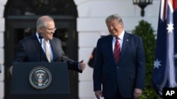 Perdana Menteri Australia Scott Morrison memberi isyarat kepada Presiden Donald Trump di Gedung Putih di Washington, Jumat, 20 September 2019. (Foto: AP Photo/Susan Walsh)