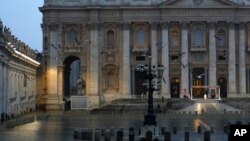 El papa Francisco en una vacía Plaza de San Pedro da su bendición Urbi and Orbi, el 27 de marzo de 2020. Su vicario para Roma, cardenal Angelo De Donatis ha sido infectado con el coronavirus, informó la Santa Sede.