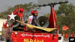 ၾကားျဖတ္ေရြးေကာက္ပဲြအတြက္ NLD ပါတီ မဲဆြယ္ေနပံု 