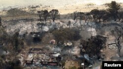 Puing-puing rumah yang terbakar di Dunalley, sebelah timur Hobart, Australia (5/1). 