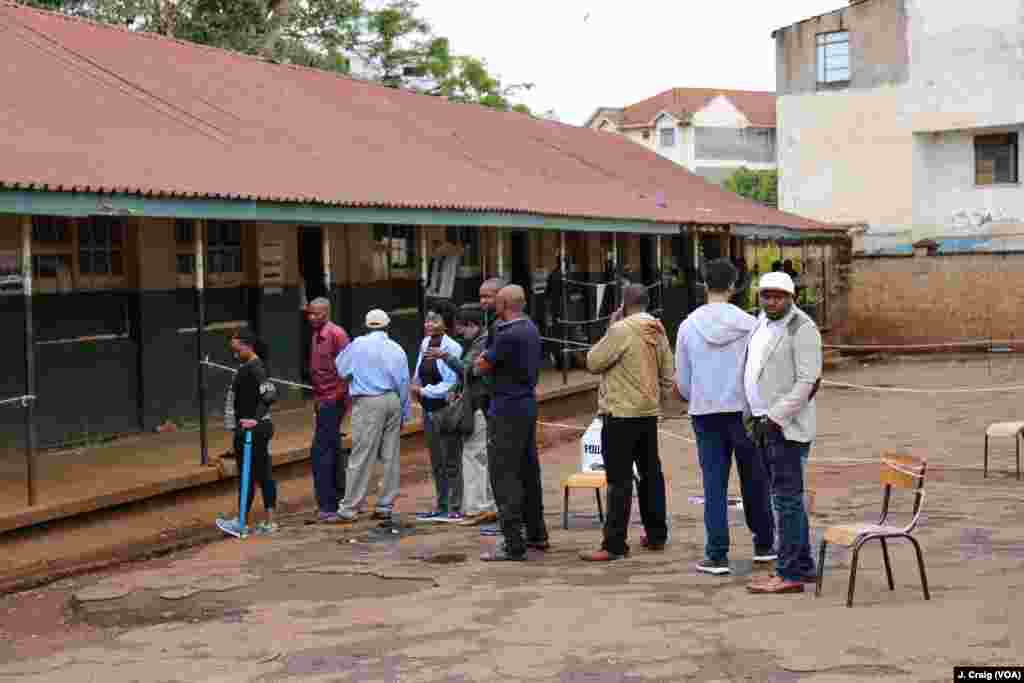 Voters stand in sparse lines at Westlands Primary School polling station during Kenya’s re-run presidential election, Oct. 26, 2017.