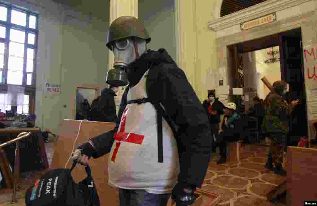 Protesters supporting EU integration occupy city hall in Kyiv, Dec. 9, 2013.