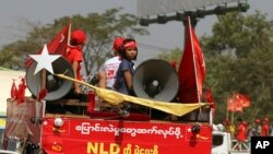 ကြားဖြတ်ရွေးကောက်ပွဲအတွက် NLD ပါတီ မဲဆွယ်နေပုံ 