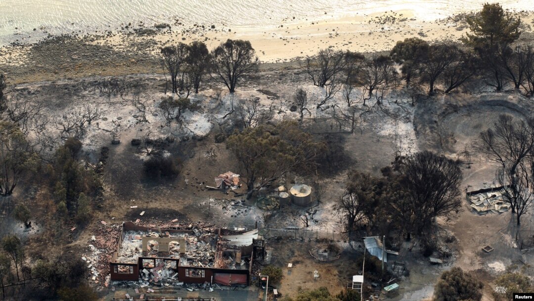 Puing-puing rumah yang terbakar di Dunalley, sebelah timur Hobart, Australia (5/1). 