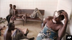 Des patients attendent un traitement à l'hôpital Josina Machel, à Luanda, l'Angola, 13 avril 1997. 