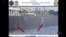 美國海軍視頻顯示伊朗巡邏艇從被襲擊油輪上移除未爆炸水雷 (粵語)