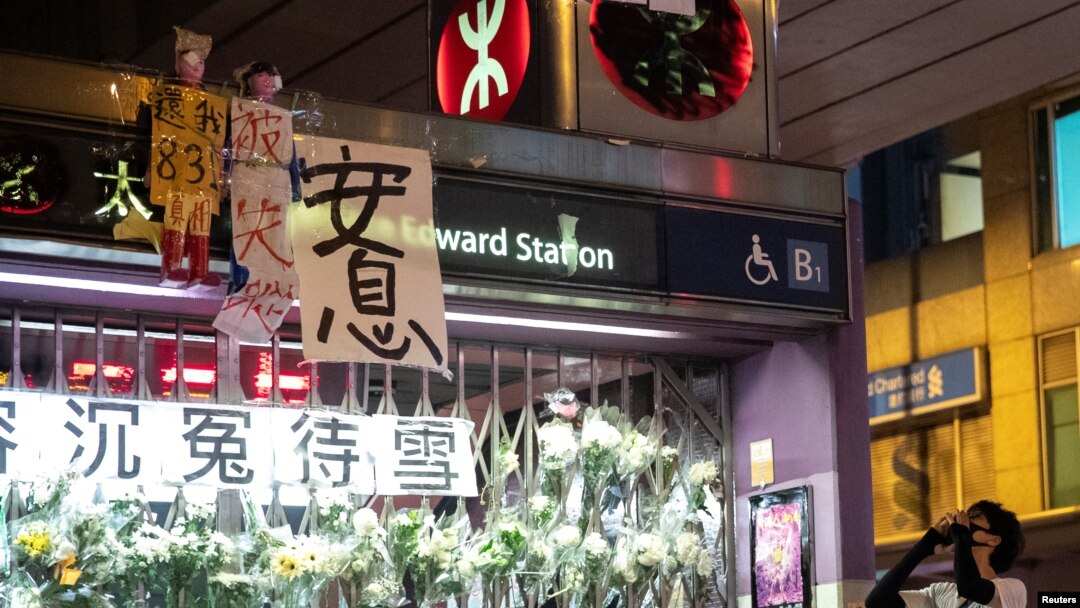 一名香港反送中抗议者在港铁太子站外的831事件纪念台旁呼喊口号。（2019年9月12日）