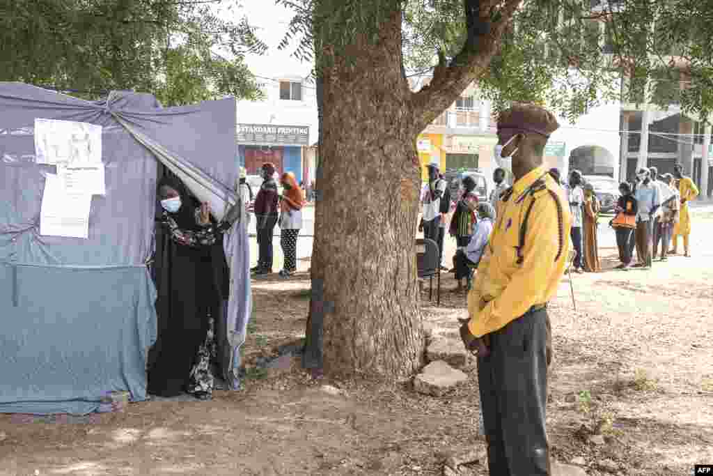 Mpiga kura atoka kwenye kibanda cha kupiga kura mjini Banjul, Gambia