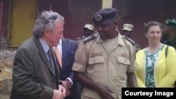 Umuyobozi wa gereza ya Muhanga Bwana Christophe Rudakubana, avugana n'abahagarariye ibihugu byabo mu Rwanda biganjemo abo mu bihugu by’iburayi