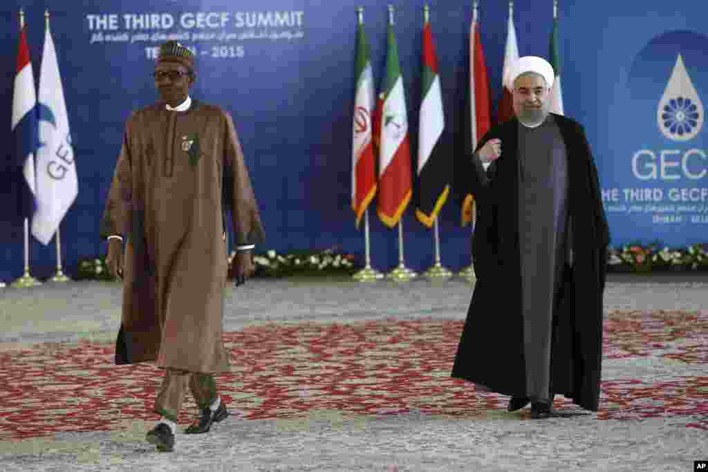 Shugaba Muhammadu Buhari na Najeriya yana shiga dakin taron bayan ya gaisa da shugaba Hassan Rouhani na kasar Iran.