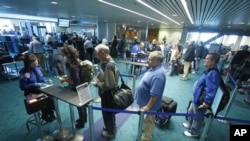 Al-Qoida xuruji fosh etilishi ortidan AQSh aeroportlarida xavfsizlik choralari kuchaytirildi.