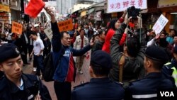 大批警員分隔親中團體與民主黨反水貨遊行的支持者。(美國之音湯惠芸)