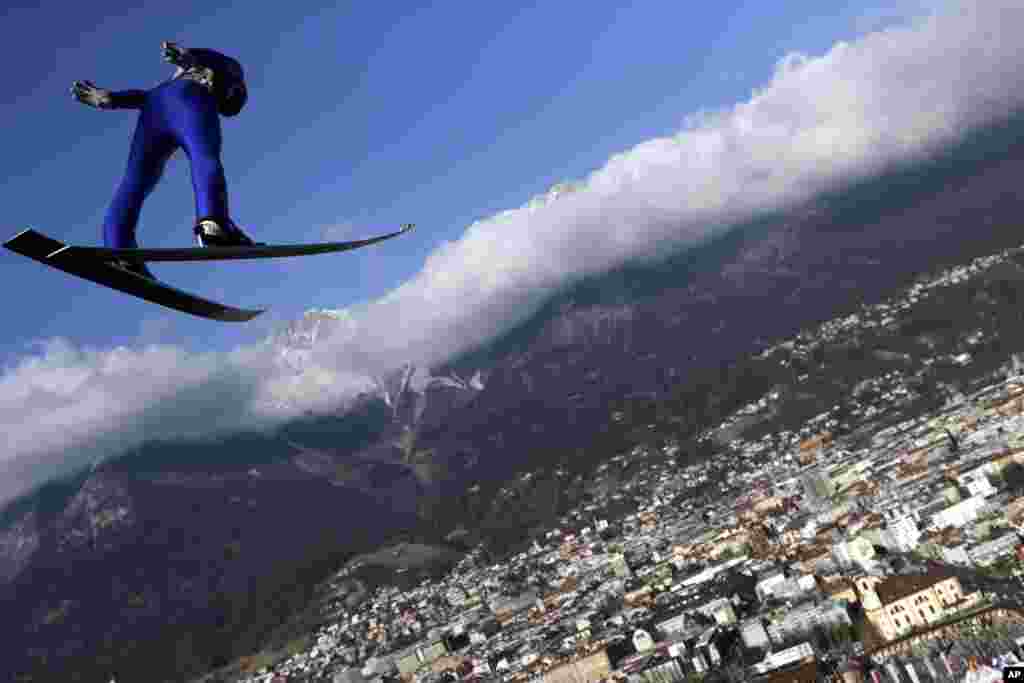 چشم انداز شهر اینسبروک در کشور اتریش از زاویه مایکل هایبویک اتریشی&zwnj; در مسابقات اسکی پرش.