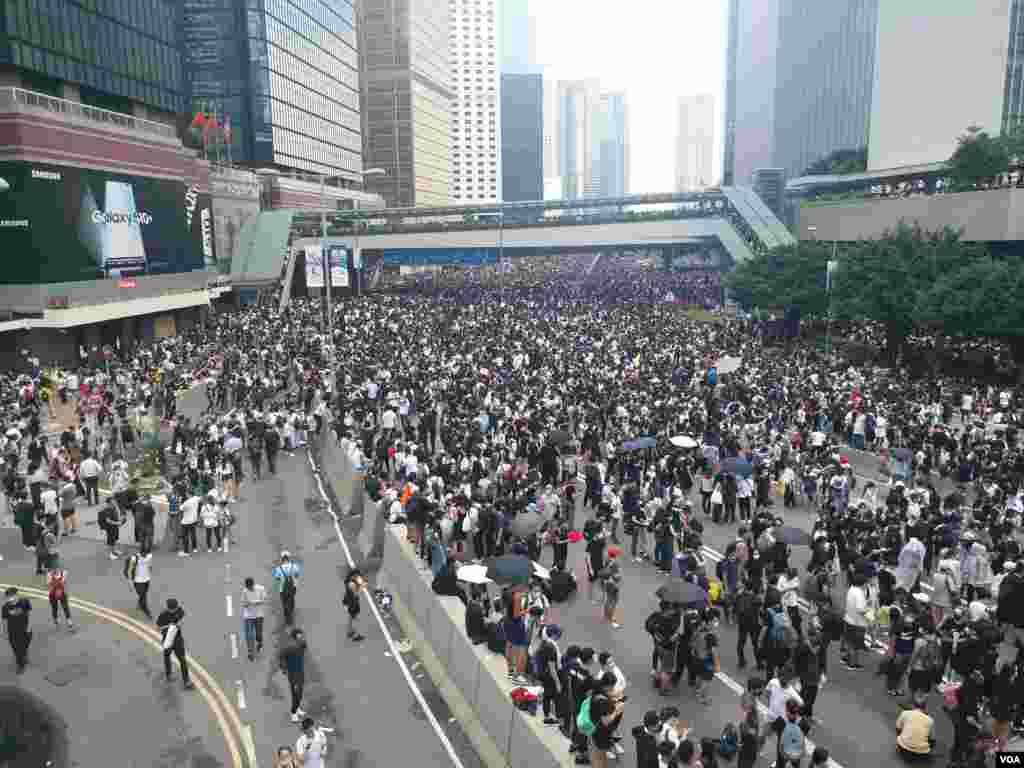 香港民眾6月12日中午聚集在金鐘一帶抗議逃犯條例二讀（香港市民提供）