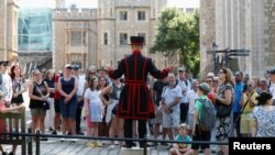 Barney Chandler u flet vizitorëve që marrin pjesë në guidën e parë turistike "Beefeater" të organizuar pas 16 muajsh (Londër, 19 korrik 2021)