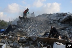 Warga Palestina mencari korban selamat setelah serangan udara Israel di sebuah bangunan tempat tinggal di Rafah, Jalur Gaza, Sabtu, 10 Februari 2024. (Foto: AP)