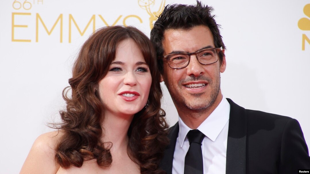Aktris Zooey Deschanel, dari film komedi yang ditayangkan di stasiun TV Fox, "New Girl," tiba bersama Jacob Pechenik di Emmy Awards ke-66 di Los Angeles, California.