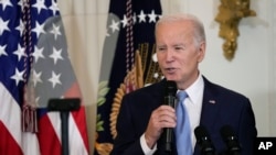 Presiden AS Joe Biden berbicara dalam sebuah kesempatan di Gedung Putih, Washington, pada 8 Mei 2023. (Foto: AP/Susan Walsh)