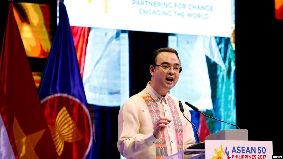 Ngoại trưởng Philippines Alan Peter Cayetano phát biểu trong lễ bế mạc Diễn đàn Khu vực ASEAN lần thứ 50 tại Manila, Philippines, ngày 8 tháng 8, 2017.