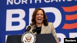 Kamala Harris, 2020'de başkan yardımcılığını kazanan ilk kadın olmanın yanısıra bu görevi üstlenen ilk siyah kadın ve ilk Asya kökenli kadın olarak tarihe geçti.