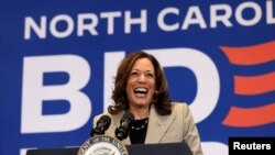 ARCHIVO: La vicepresidenta de EEUU, Kamala Harris, sonríe en un acto de campaña en Fayetteville, Carolina del Norte, el 18 de julio de 2024.