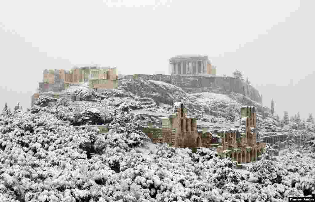 그리스 아테네의 아크로폴리스 유적이 눈에 덮였다.