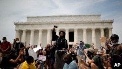 6 Haziran 2020 - Washington, DC'deki ırkçılık ve polis şiddeti karşı protestolardan bir kare