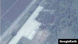북한 원산 갈마국제공항 터미널에서 남서쪽 약 1.6km 지점에 MIG-19, MIG-21 전투기로 보이는 기체 20여대가 계류돼 있다. 지난달 20일 촬영된 위성사진이다.