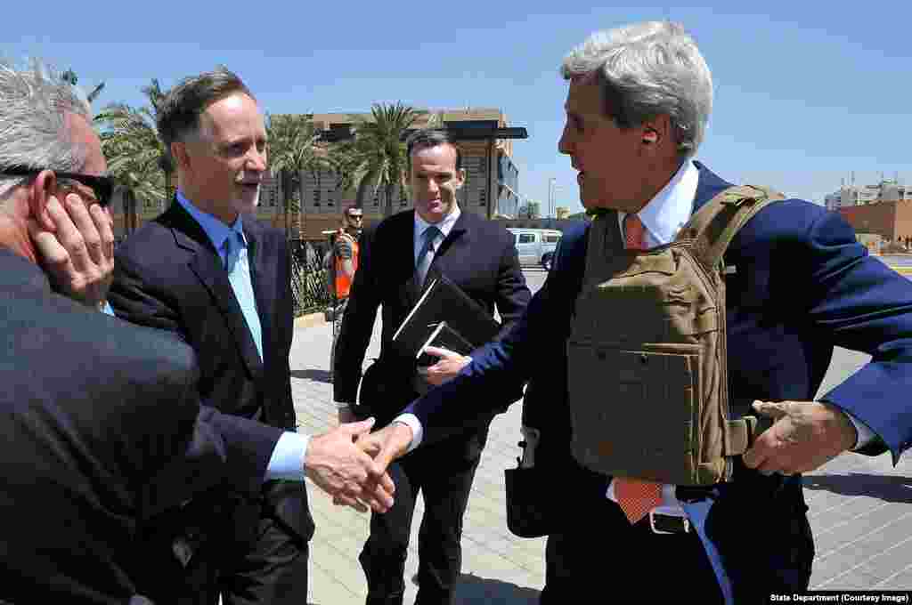 Ambassador Beecroft Welcomes Secretary Kerry to Baghdad.