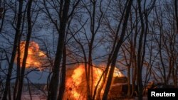 Miembros del servicio ucraniano de la Brigada de Tanques Separados disparan un obus autopropulsado 2S1 Gvozdika hacia las tropas rusas cerca de la ciudad de Kupiansk, en medio del ataque de Rusia a Ucrania, el 24 de diciembre en la región de Járkiv.