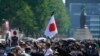 Adoradores hacen cola para rendir homenaje a los muertos en la guerra en el Santuario Yasukuni el sábado 15 de agosto de 2020 en Tokio. Japón marcó el 75 aniversario del final de la Segunda Guerra Mundial. 