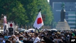 Adoradores hacen cola para rendir homenaje a los muertos en la guerra en el Santuario Yasukuni el sábado 15 de agosto de 2020 en Tokio. Japón marcó el 75 aniversario del final de la Segunda Guerra Mundial. 